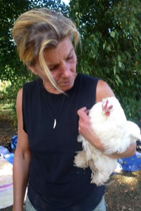 Barbara Schuhrk im Garten mit Henne